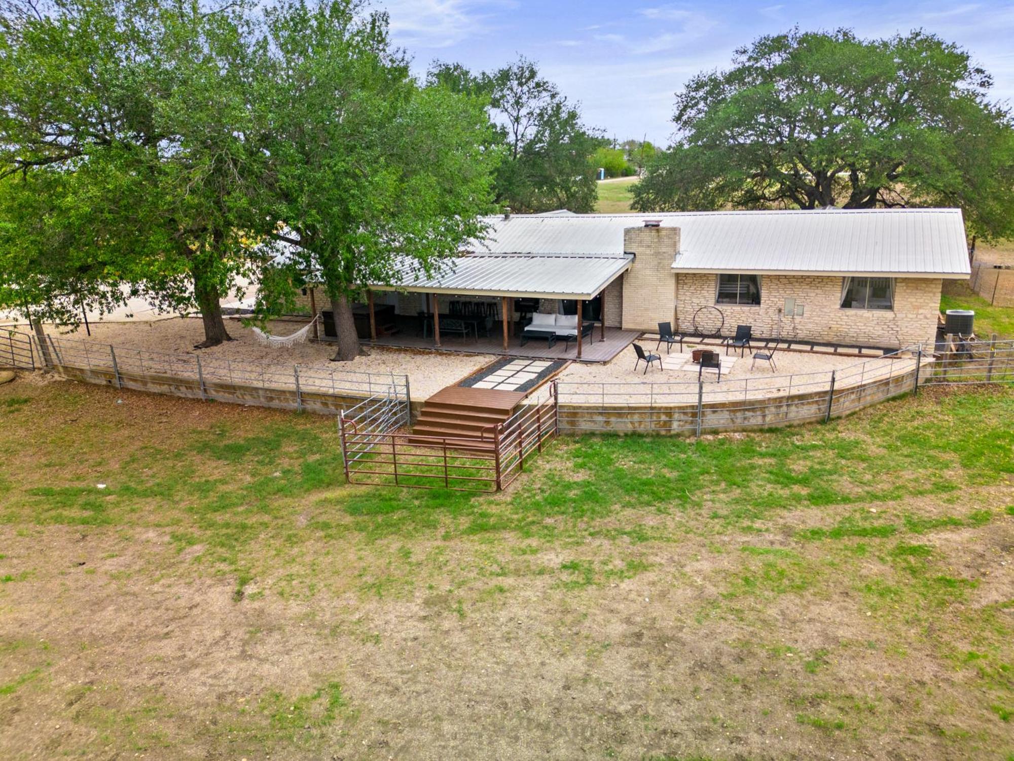 Farm Retreat With Jacuzzi, Fire Pit, Mini Goats, Mini Ponies And Mini Cows Villa San Marcos Room photo