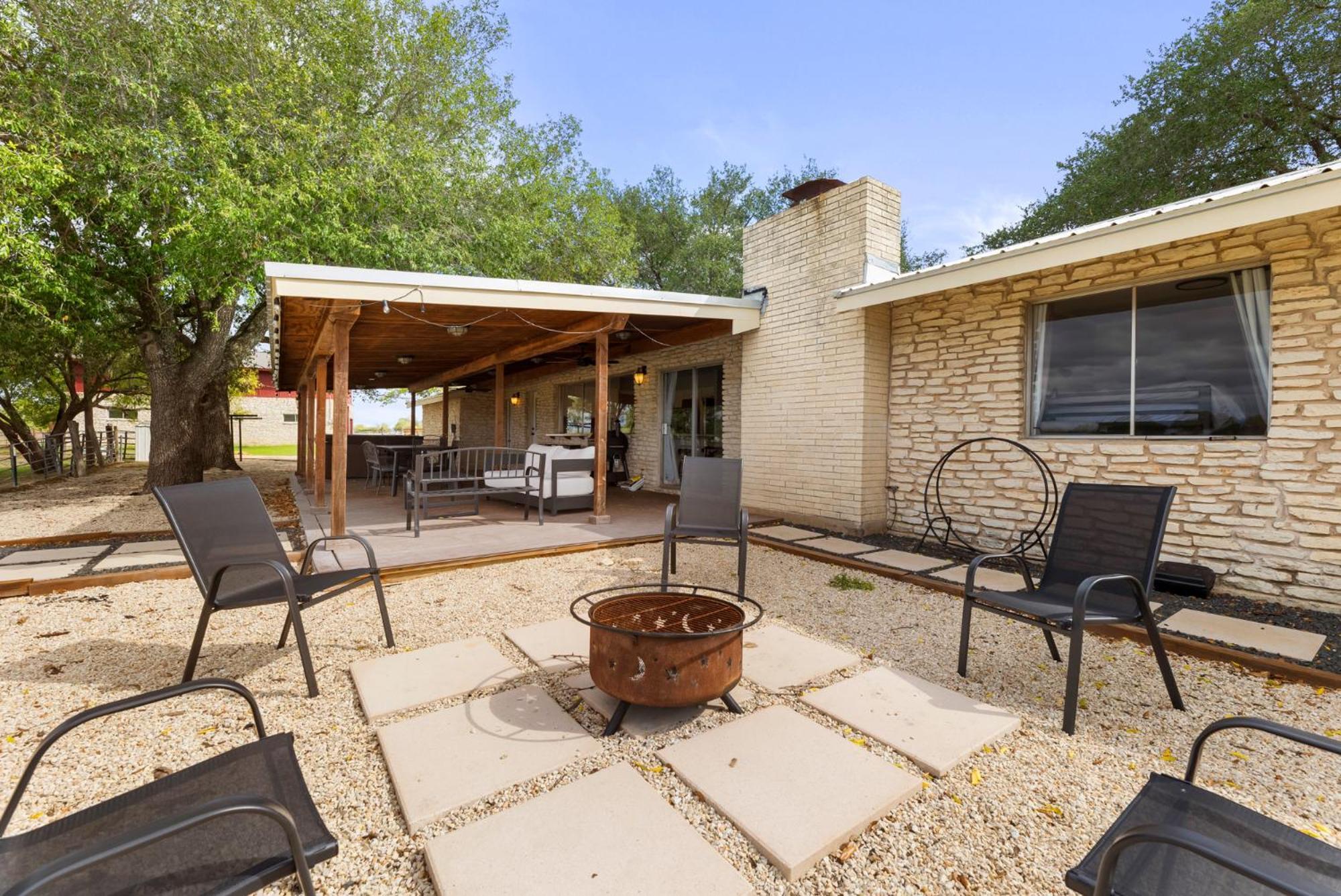 Farm Retreat With Jacuzzi, Fire Pit, Mini Goats, Mini Ponies And Mini Cows Villa San Marcos Room photo
